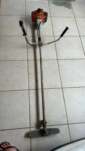 Roçadeira 161 Stihl, acompanha colete, chaves e lâminas 