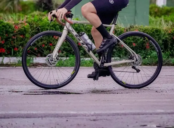 Gravel bike GTA Across 2.0, com brinde