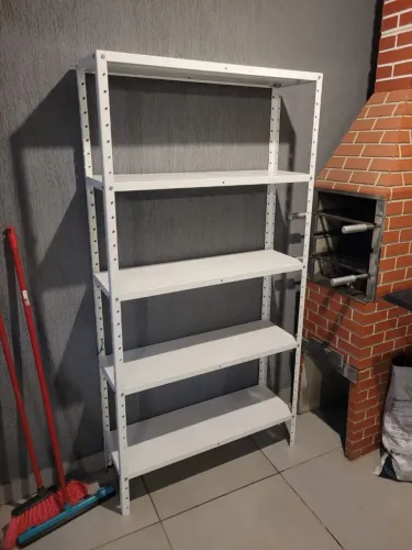 Estante de aço com prateleiras