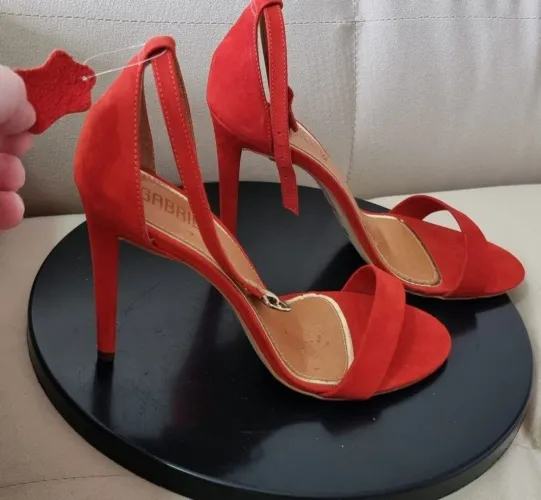 Sandália couro vermelho coral, nunca usada. Salto 10 cm<br>N. 37<br>85,00