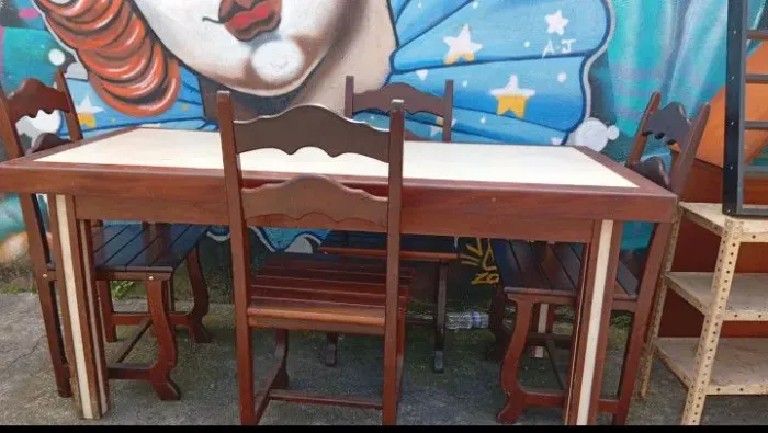 Vende se essa mesa linda de madeira