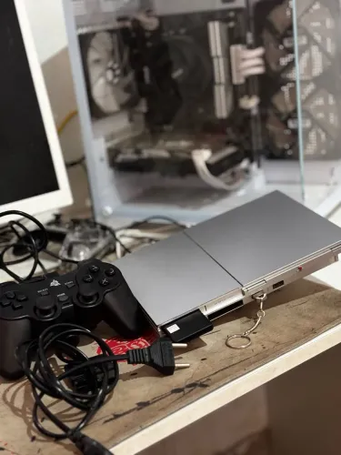 PlayStation 2 na cor ?silver? prateado