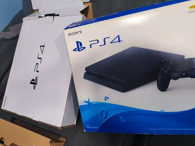 Playstation 4 na caixa