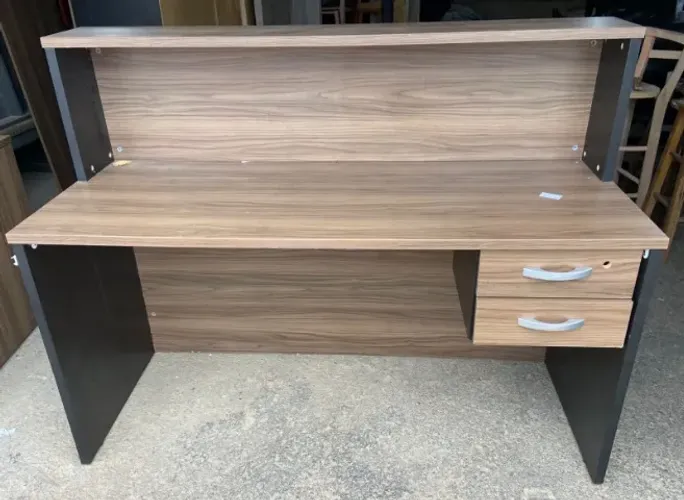 Escrivaninha de escritório, de mdf, com 2 gavetas, marrom e preta.