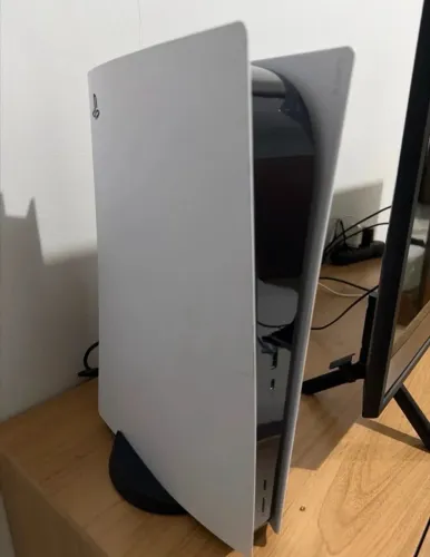PlayStation 5 Fat com leitor de disco, controle, na caixa.