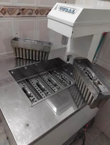 Máquina de picolé e sorvete. Mais informações na descrição