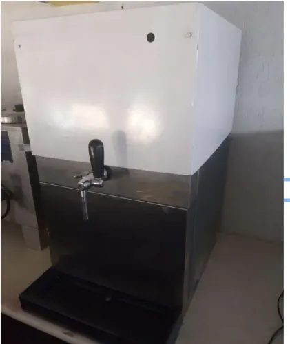 chopeira elétrica profissional de balcão (híbrida elétrica e a gelo), funcionando em perfe