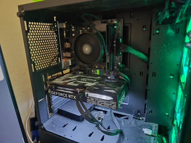 PC GAMER RYZEN 5 4500 + RTX 5060 + 16GB DDR4