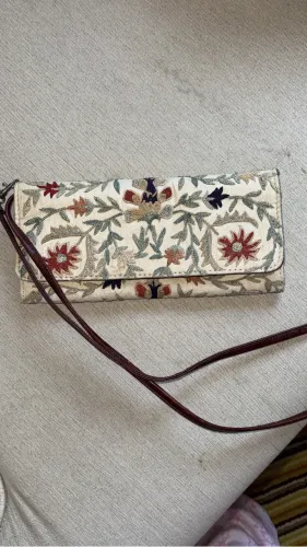 Bolsa tipo clutch ou carteira alongada com bordado manual em relevo