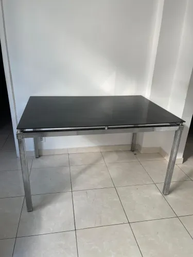 Mesa de Jantar de Vidro Preta com 4 Cadeiras - Conservada