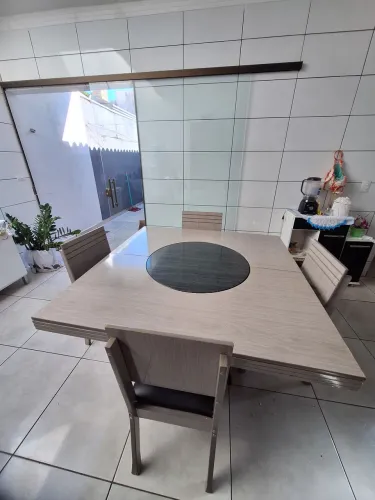 Mesa com tampo giratório
