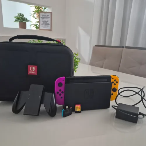 Nintendo switch com dois jogos acessórios fonte original mala de viagem original e um rcm