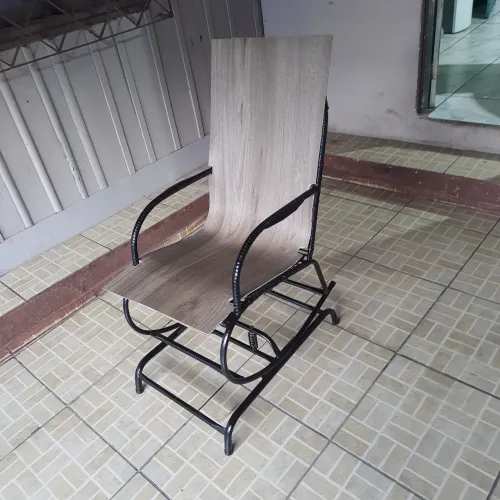 Cadeira de balanço em piso vinilico