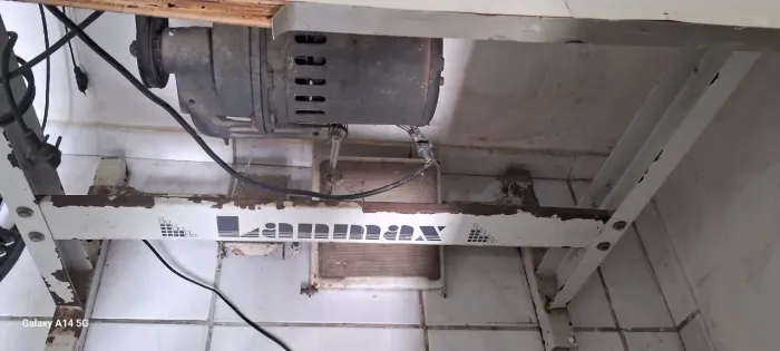 Vende-se máquina de costura Overlock