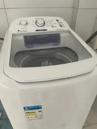 Máquina de lavar roupa compacta 8,5kg Electrolux funcionando tudo