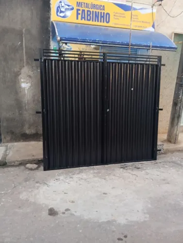Portão de garagem novo medida 2,10 de altura por 2,20 de largura