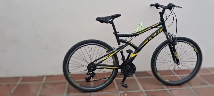 Vendo duas bicicletas em ótimo estado. Uma aro 26 e a outra aro 24