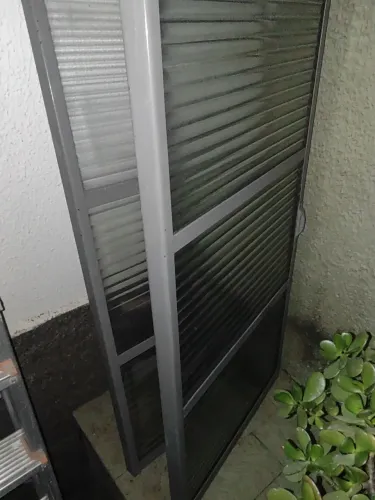 Armação de metal com vidros para janelas 