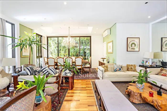 Casa de condomínio com piscina, área gourmet e integração com o verde no Cidade Jardim