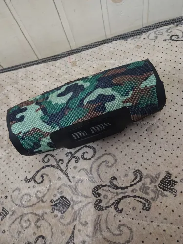 Caixa JBL camuflada