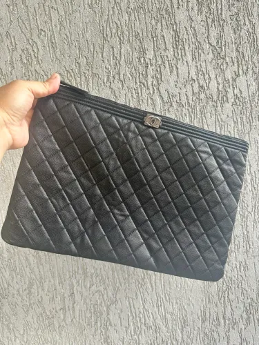 Clutch Chanel Boy O-Case grande em couro caviar acolchoado preto.
