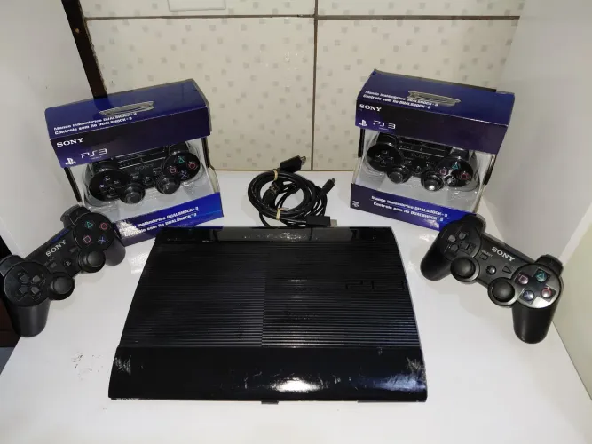 PS3 SUPER SLIM 250 + CONTROLES + 6 JOGOS FÍSICOS.
