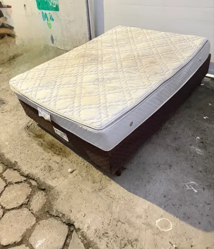 Cama de casal seminova