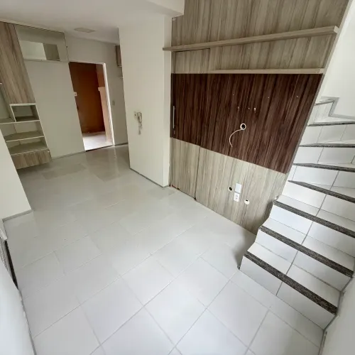 Oportunidade no Monte Prince I. Móveis projetados, de ponta, rua principal