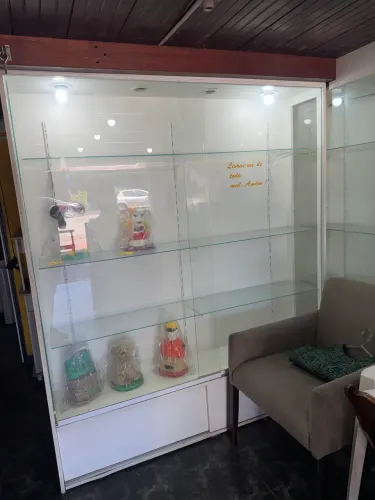Armário estante vitrine reforçada com iluminação 