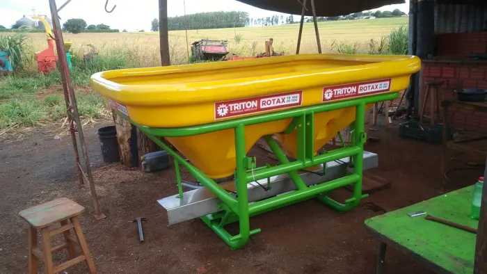 Distribuidor de uréia Triton