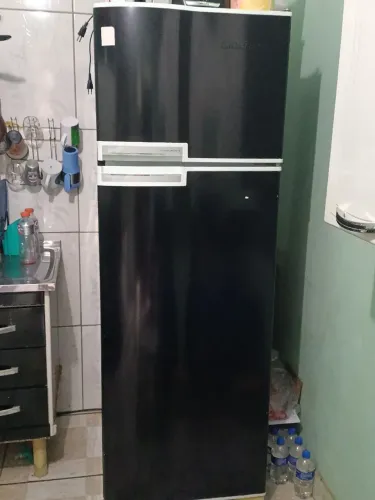 Geladeira não é geladeira frost free é geladeira comum gelo seco que descongela uma vez an
