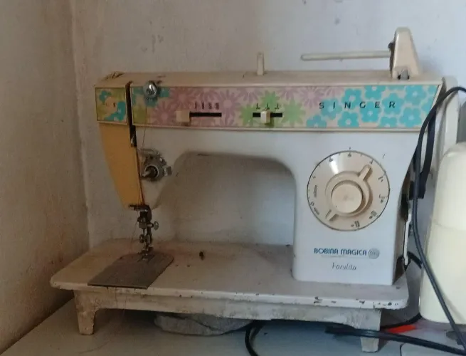 Máquina de costura Singer elétrica - Bobina Mágica <br>Tem que arrumar e regular a peça