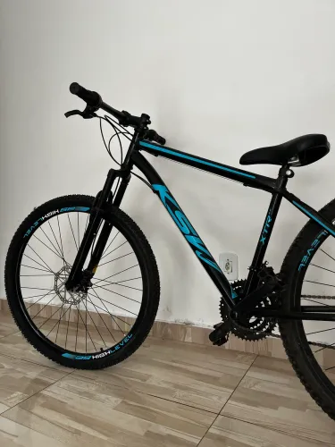 Bicicleta Aro 29 Highlevel Aço Carbono Freios a Disco Suspensão 21 marchas Preto e Azul