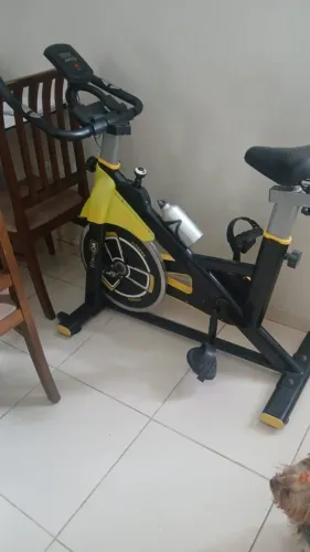 Bicicleta Spinning Roda de Inércia de 8kg Preta Amarela WCT Fitness