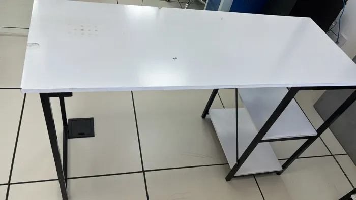 Escrivaninha pés de ferro