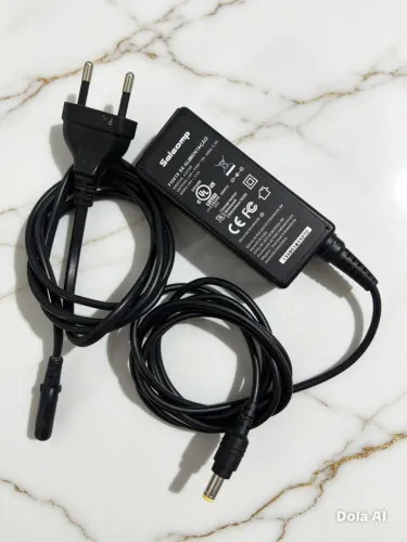 Fonte de alimentação Notebook original Salcomp, entrada 100-240V e saída 19V 2.1A