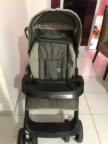Carrinho de bebê e bebê conforto