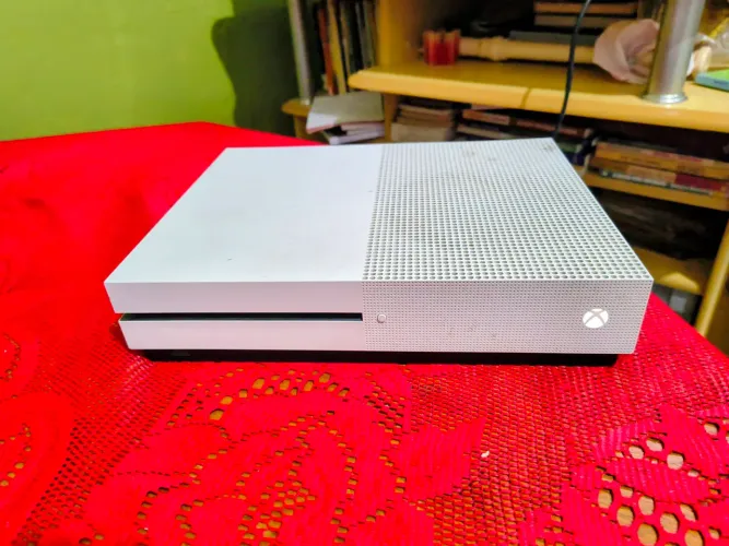 Xbox one S 1TB C/ 1 controle BÔNUS: 2 jogos originais