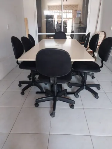Mesa e cadeiras para reunião