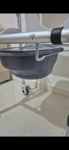 Cadeira de Banho Alumínio - R$ 300,00 - Suporta até 100kg - Assento acolchoado - Altura do