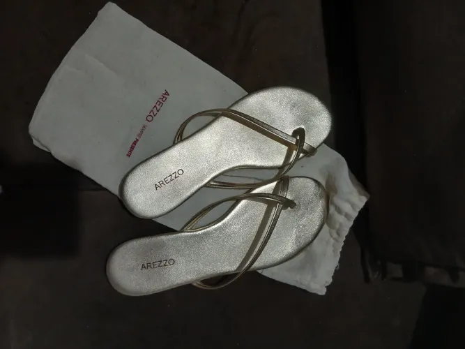 Sandalia dourada Arezzo