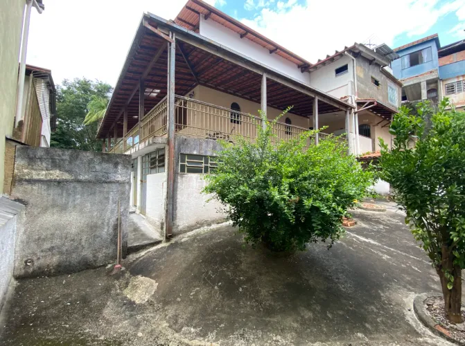 Duas casas grandes e uma kitnet à venda em Olaria, Nova Friburgo - RJ