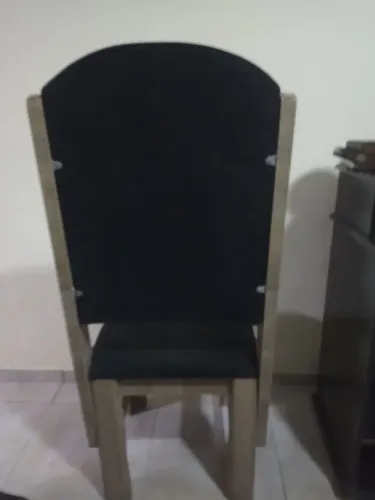 Jogo com 4 cadeira para altar- MDF clara com detalhes dourado + veludo preto