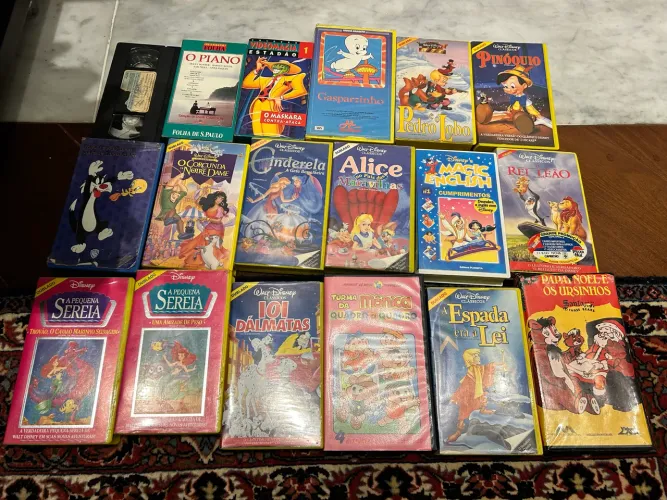 Lote com 18 vídeos VHS - maioria Disney 