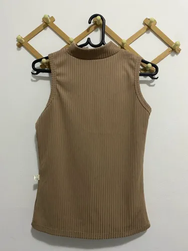 Blusa regata bege com bola alta