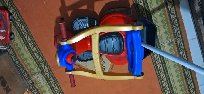 Triciclo com guia avespa vermelho