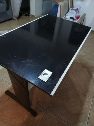Mesa de diretor/escritório revestida em madeira e alumínio.