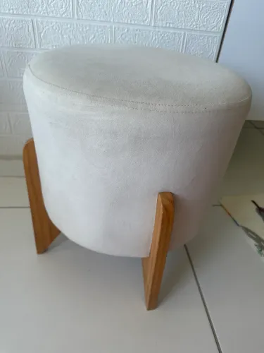 Puff redondo com pés em madeira
