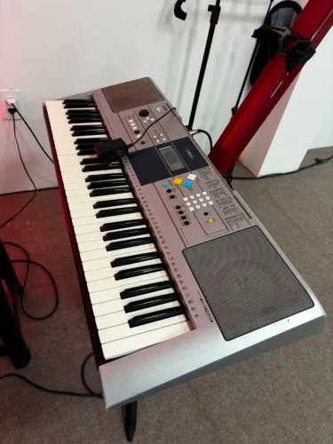 Teclado Yamaha PSR-E323