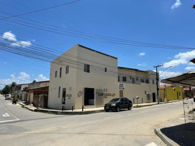 Prédio com 12 quitinetes e 2 pontos comerciais.